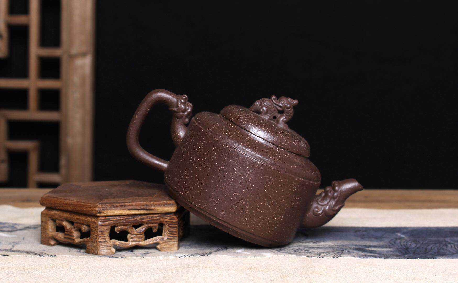感谢徐秀棠大师为广大壶友科普:
所谓开壶都是商家噱头
每一把壶都经过高温烧制
出窑之后只要把里面的灰洗干净就能直接使用了……
紫砂壶具备自身的透气性,一壶好茶,茶香四溢本就是修身养性。用了什么甘蔗,老豆腐不但把气孔堵死还串味,如果开壶都是硬碰硬,很不安全,所以不要相信所谓的“开壶”